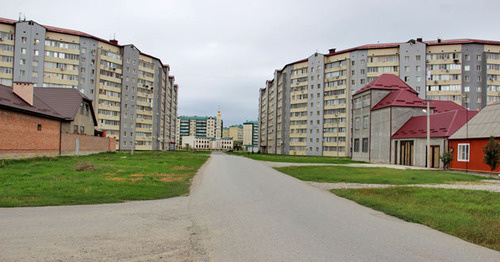 Многоквартирные и частные дома в одном из микрорайонов Грозного. Фото Магомеда Магомедова для "Кавказского узла"
