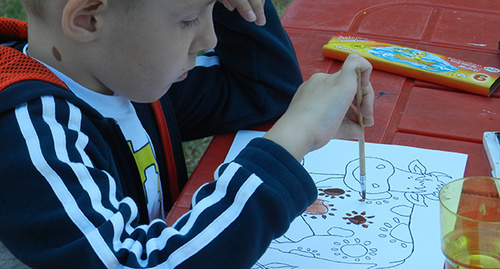 Детей всячески развлекали, было организовано и место для рисования. Фото Татьяны Филимоновой для "Кавказского узла"