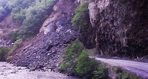 Обвал скальной породы на 9 км автодороги Анцух – Тлярата. Фото: http://dagavtodor.ru/news/333/ 
