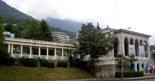Здание железнодорожного вокзала в Гагре, Абхазия. Фото: Dinamik https://ru.wikipedia.org/