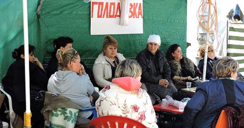 Акция голодовки в палаточном городке продят предприниматели. Кисловодск, июнь 2015 г. Фото http://bloknot-stavropol.ru/news/k-golodovke-v-kislovodske-prisoedinyaetsya-vse-bol-602641
