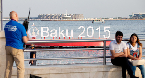  на берегу Каспийского моря размещен логотип Баку – 2015. Фото Азиза Каримова