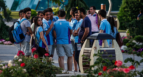 волонтеры собрались вместе, чтобы помочь людям на Бакинском бульваре. Фото Азиза Каримова