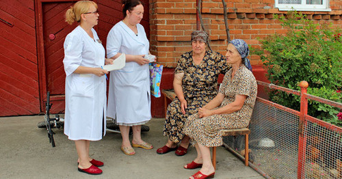 Медики проводят фогирование населения. Алагир, июнь 2015 г. Фото Эммы Марзоевой для "Кавказского узла"