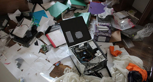 Разбитый компьютер лежит на груде документов