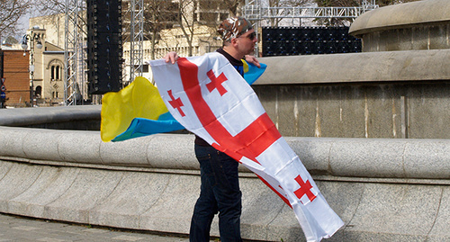 Участник акции "Единого национального движения" держит флаги Грузии и Украины. Тбилиси, март 2015 г. Фото Беслана Кмузова для "Кавказского узла"
