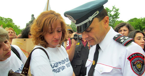 Участница митинга-шествия против подорожания электроэнергии общается с сотрудником полиции. Ереван, 28 мая 2015 г. Фото Армине Мартиросян для "Кавказского узла"