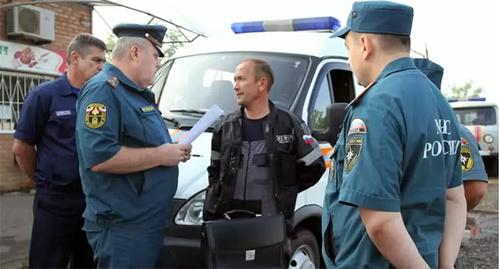 Сотрудники МЧС на ликвидации последствий подтопления. Фото: http://www.23.mchs.gov.ru/operationalpage/operational/item/2874897/ 