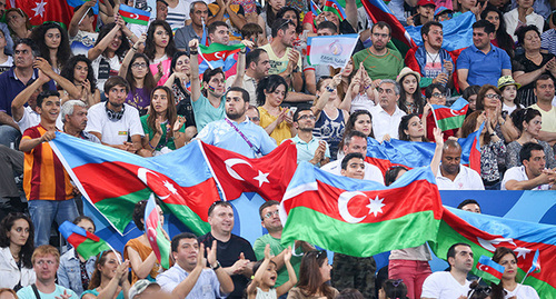 Болельщики держат флаги Азербайджана. Фото Азиза Каримова для "Кавказского узла"