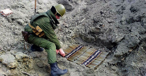 Сапер очищает от взрывоопасных предметов земельный участок. Фото: Министерство обороны РФ mil.ru
