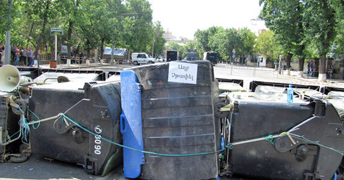 Баррикады из контейнеров в центре Еревана. 24 июня 2015 г. Фото Тиграна Петросяна для "Кавказского узла"