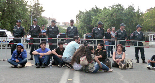 Протестующие против подорожания электроэнергии и сотрудники полиции на проспекте Баграмяна. Ереван, 29 июня 2015 г. Фото Армине Мартиросян для "Кавказского узла"