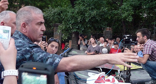 Заместитель главы полиции Армении Унан Погосян требует убрать динамики, поскольку у активистов нет разрешения на их использование. Фото Армине Мартиросян