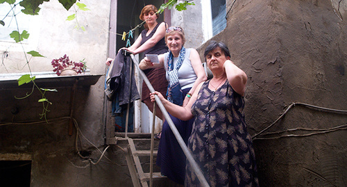 Тамар Джикия (на нижней ступени) — хозяйка дома по ул Сванидзе. Дома не ночует, пршла только затем, чтобы забрать оставшиеся пожитки. Фото Бнслана Кмузова