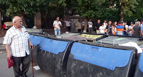 Баррикада из мусорных баков. Ереван, 1 июля 2015 г. Фото Армине Мартиросян для "Кавказского узла"