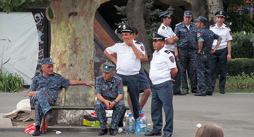 Сотрудники полиции в Ереване. Фото Армине Мартиросян для "Кавказского узла"