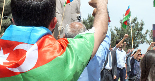 Мужчина с флагом Азербайджана на плечах. Май 2015 г. Фото Азиза Каримова для "Кавказского узла" 
