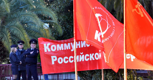 Флаги КПРФ. Сочи. Фото Светланы Кравченко для "Кавказского узла"