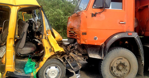 Пассажирский микроавтобус «Газель» и грузовик «КамАЗ» столкнулись сегодня в Новоалександровском районе Ставрополья. 15 июля 2015 г. Фото предоставлено БДД УГИБДД