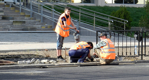 Рабочие чинят ограждение на улицах Волгограда. Фото Татьяны Филимоновой для "Кавказского узла"