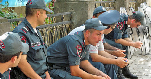 Сотрудники полиции во время акции протеста против подорожания электроэнергии. Ереван, 24 июня 2015 г. Фото Тиграна Петросяна для "Кавказского узла"