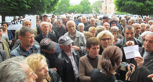 Экс-сотрудники завода "Наирит" во время забастовки. 14 мая 2015 г. Фото Тиграна Петросяна для "Кавказского узла"