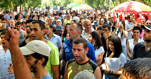 Участники акции протеста против подорожания электроэнергии. Ереван, июль 2015 г. Фото Тиграна Петросяна для "Кавказского узла"