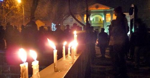 Зажженные свечи в память о расстрелянной семье Аветисянов. Ереван, 14 января 2015 г. Фото Армине Мартиросян для "Кавказского узла"