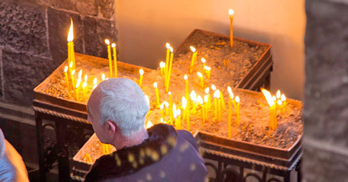 Поминальные свечи в церкви Святого Ншана. Гюмри, 20 января 2015 г. Фото Нарека Тумасяна для "Кавказского узла"