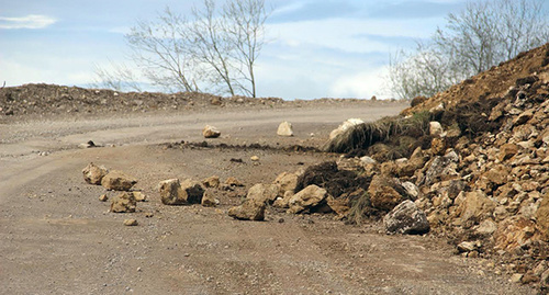 Камнепад на горной дороге. Фото Магомеда Магомедова для "Кавказского узла"