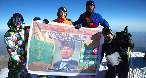 Участники восхождения, посвященного Султану Сосналиеву. Фото предоставлено участниками экспедиции