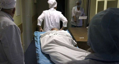 Пострадавший в приемном отделении больницы. Фото: http://bloknot-krasnodar.ru/news/na-stroyke-krasnodarskogo-dinamo-otravivshis-gazom-618190