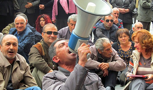 Участники сидячей забастовки сотрудников завода "Наирит". Ереван, 14 мая 2015 г. Фото Тиграна Петросяна для "Кавказского узла"