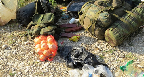 Личные вещи и продукты боевиков, изъятые во время спецоперации. Фото: http://nac.gov.ru/nakmessage/2015/08/04/v-ingushetii-neitralizovana-gruppa-iz-vosmi-boevikov-igil.html
