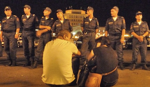 Участники сидячего пикета на площади Республики в Ереване и группа полицейских. Ереван, 29 июня 2015 г. Фото Армине Мартиросян для "Кавказского узла"