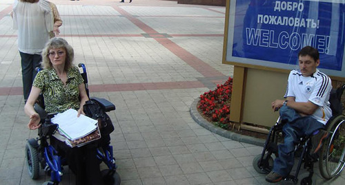 Инвалиды-колясочники у здания мэрии Сочи. Фото Светланы Кравченко для "Кавказского узла" 