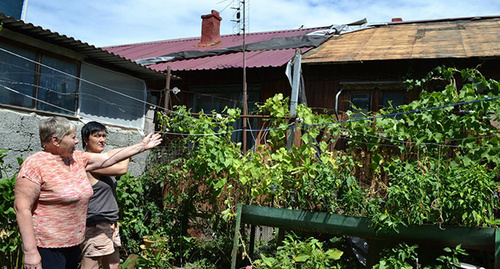 Хозяйка дома на улице Попова, 2 сорвало обшивку крыши. Фото Светланы Кравченко для "Кавказского узла"