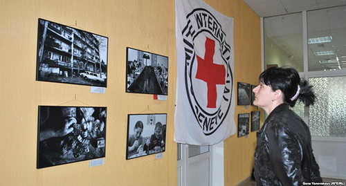 Фотографии и флаг Международного комитета Красного Креста. Жана Яновская, RFE / RL