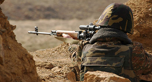 Солдат на боевой позиции. Фото:  http://www.trend.az/azerbaijan/karabakh/2377951.html