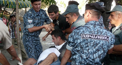 Сотрудники полиции уводят активистов с места проведения акции. Ереван, 1 сентября 2015 г. Фото Армине Мартиросян для "Кавказского узла"