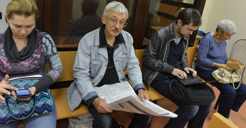 Олег Орлов (второй слева) в зале суда Тверского района Москвы. 4 сентября 2015 г. Фото: Юлия Орлова http://www.memo.ru/d/245011.html