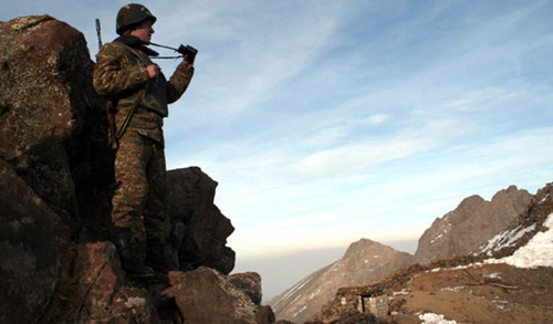 Военнослужащий во время дежурства на линии соприкосновения войск сторон карабахского конфликта. Фото: Минобороны Армении, Mil.am
