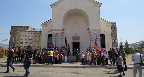 В церкви Святого Акопа в Степанакерте, жители Нагорного Карабаха   приняли участие в литургии за упокой двух военнослужащих, погибших 4 сентября в зоне карабахского конфликта. 6 сентября 2015 год. Фото Алвард Григорян