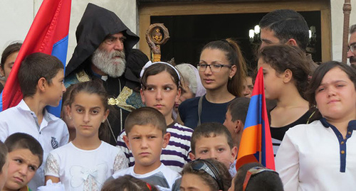 Предводитель Арцахской епархии ААЦ, архиепископ Паргев Мартиросян после  литургии среди детей. Фото Алвард Григорян