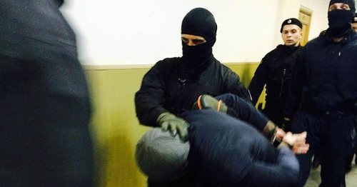 Обвиняемого Анзора Губашева заводят в зал суда. Москва, март 2015 г. Фото корреспондента "Кавказского узла"