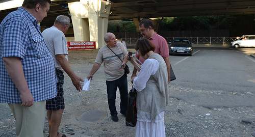 Жители улицы Чайковского в Сочи потребовали привести в порядок муниципальную дорогу. Фото Светланы Кравченко для "Кавказского узла"