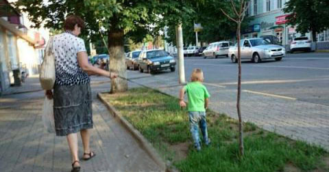 Женщина с ребенком. Новочеркасск. Фото из группы соцсети «Подслушано в Новочеркасске» 