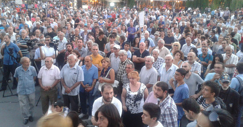 Активисты движения "Нет грабежу!" провели на площади Свободы в Ереване митинг. Ереван, 11 сентября 2015 г. Фото Армине Мартиросян для "Кавказского узла"