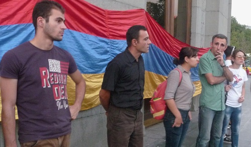 Участники акций протеста против подорожания электроэнергии в Ереване. 11 сентября 2015 года. Фото Армине Мартиросян для "Кавказского узла"