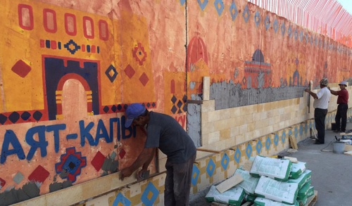 Строители покрывают плиткой стену с рисунками Заиры Панаевой. Дербент, 9 сентября 2015 года. Фото: Сергей Расулов, Facebook.com
